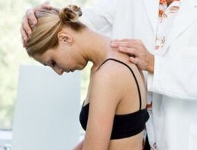 medikuak lepoa aztertzen du osteokondrosiaren bila