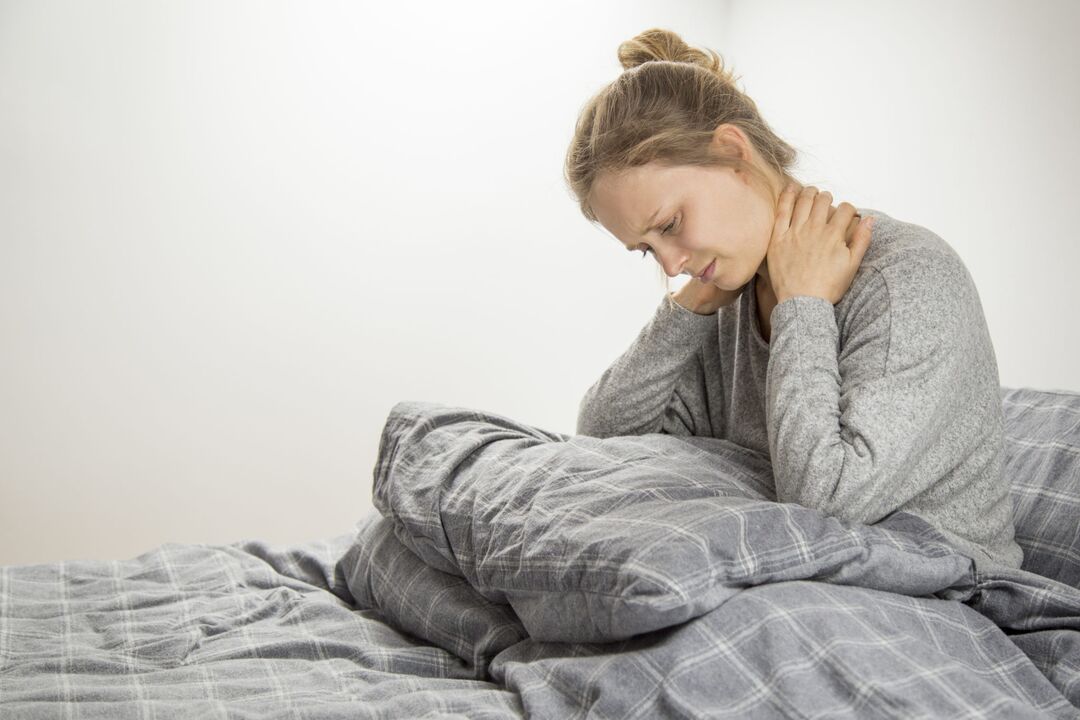 Trápaga osteokondrosiaren sintomak dituen emakumea